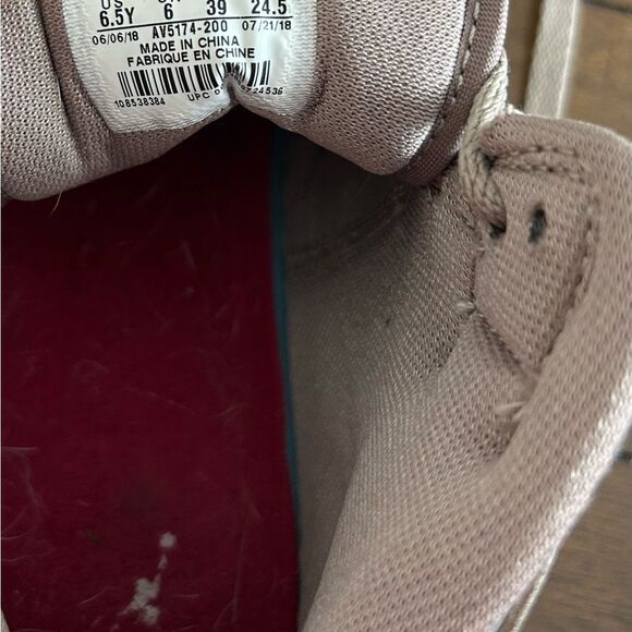 Nike Air Jordan 1 Silver Model AV5174-200 Youth Size 6.5 Y - Picture 7 of 9